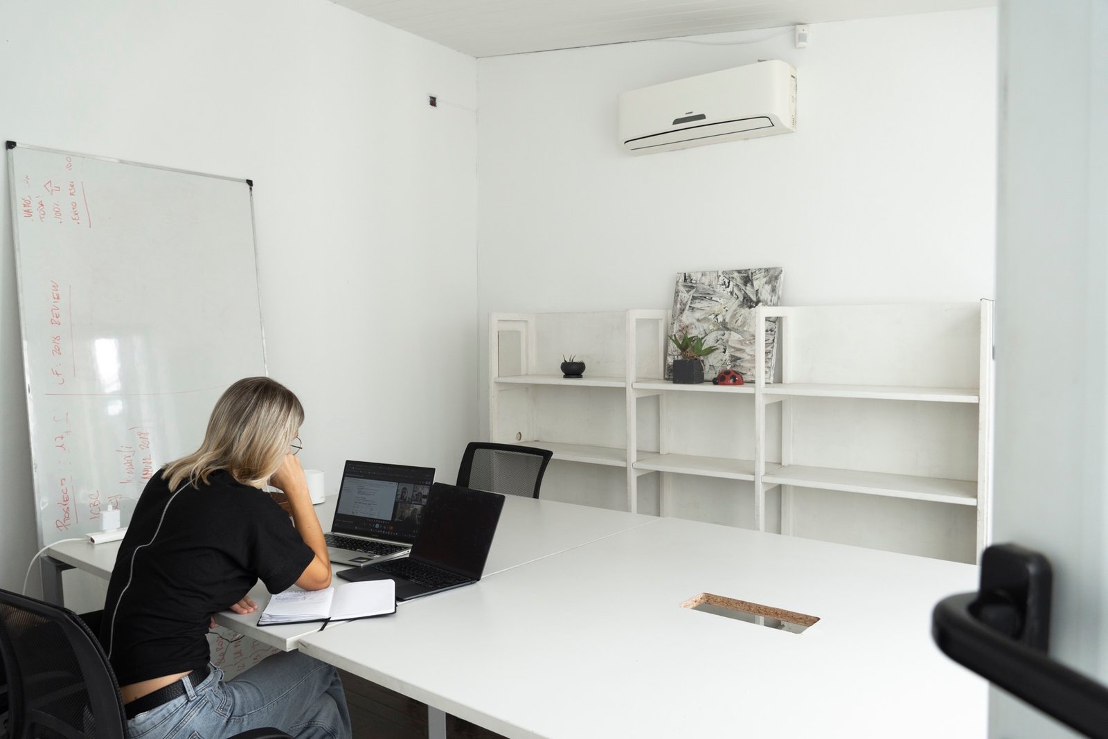 Personas trabajando en la sala de reuniones